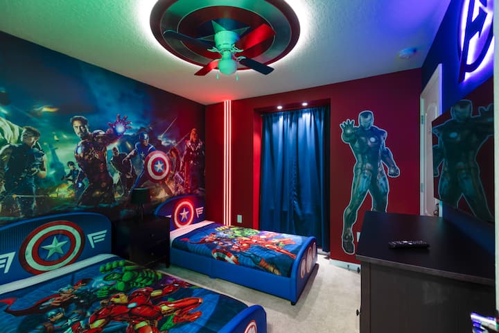 Ovo je spavaća soba za one koji žele spasiti svijet, zaroniti u mnogo pustolovina i istovremeno se zabaviti. Ova spavaća soba ima led rasvjetu, dva kreveta za jednu osobu, noćni ormarić, tematski stropni ventilator, ormar, svjetiljku, komodu i pametni TV. 