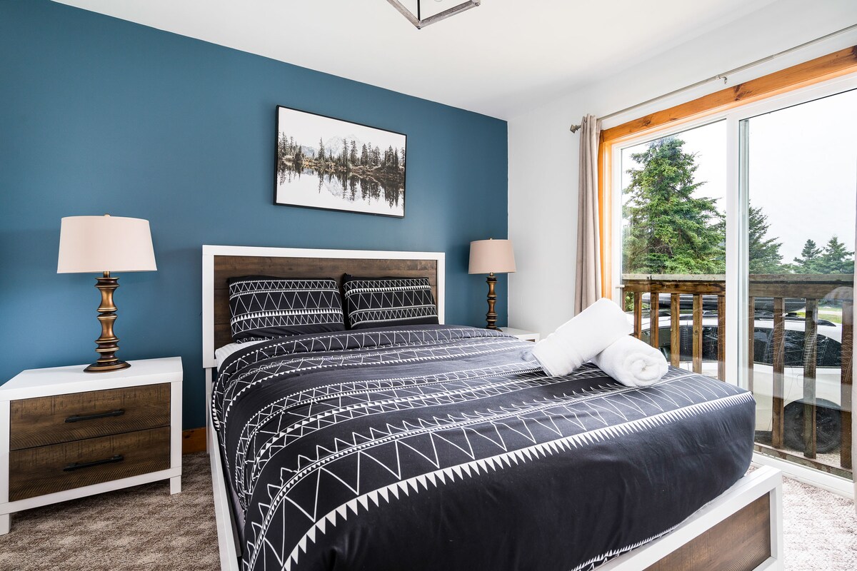 Dhoma e 5-të e gjumit në katin kryesor me krevat dopio "Queen"