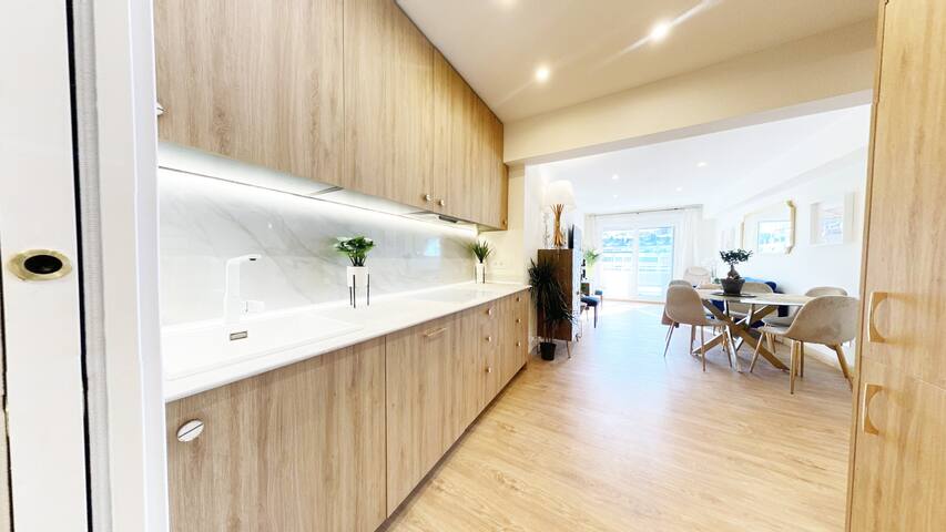 The Paradise: Luxurious, parking, jacuzzi, terrace gallery image 4