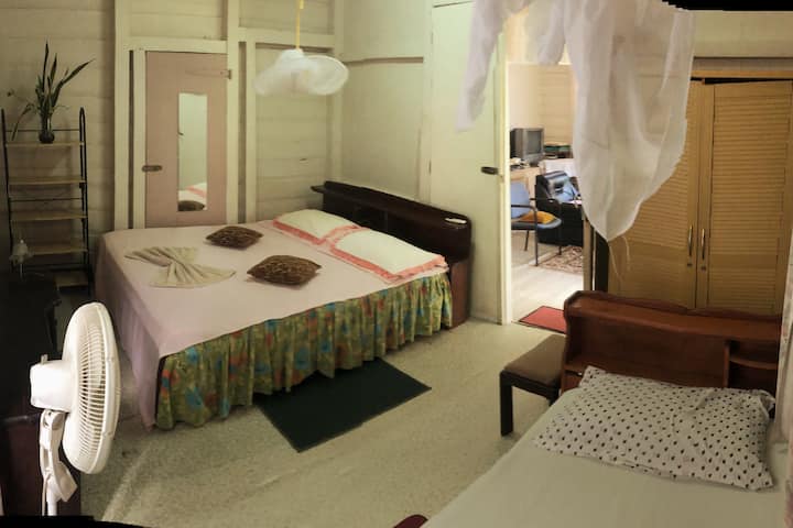 ห้อง #1 
สำหรับห้องใดก็ตามที่คุณจะใช้คุณจะต้องจ่าย $5 ต่อห้องสำหรับการทำความสะอาด  