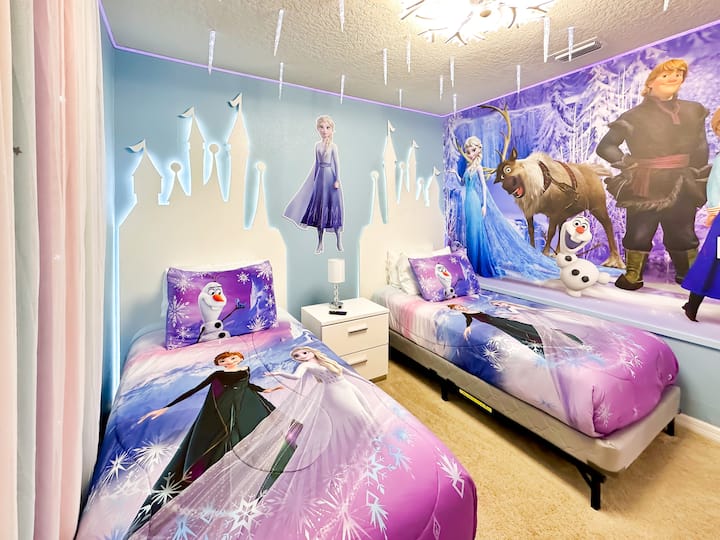 Dies ist das kälteste Schlafzimmer im Haus, wo du erstaunliche Erfahrungen mit dem lustigsten Schneemann aller Zeiten machen wirst. Magische LED-Lichterdekoration. Das Schlafzimmer verfügt über zwei Einzelbetten, einen Nachttisch, eine Nachttischlampe, eine Kommode, einen Schrank und einen Smart-TV. 