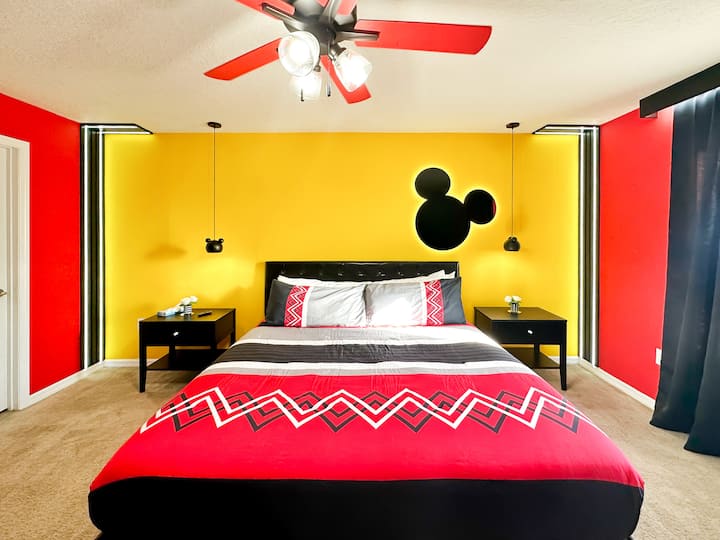 Was hältst du davon, Zeit mit diesem niedlichen Paar zu verbringen? In diesem Hauptschlafzimmer findest du ein Kingsize-Bett, zwei Nachttische, Nachttischlampen, eine Kommode, einen Fernseher, einen privaten Arbeitsplatz, einen Kleiderschrank, ein privates Badezimmer mit freistehender Dusche und zwei Waschbecken. 
