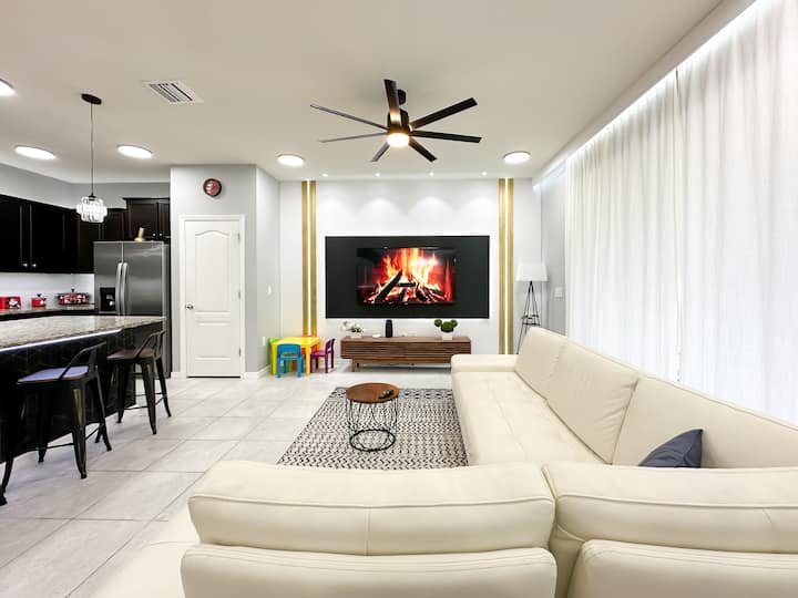 In diesem offenen Konzeptbereich findest du eine Küche, ein Wohnzimmer und den Essbereich. Unsere Küche ist komplett ausgestattet. Im Wohnzimmer siehst du einen Smart-TV und ein Schlafsofa. Und es gibt auch den Essbereich mit einem Tisch, einigen Stühlen, Deckenleuchte.