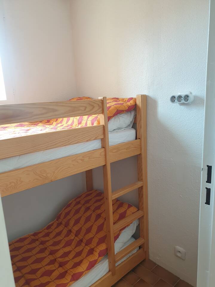 Espacio de habitación de tamaño cabina con 2 camas (70*190) superpuestas para niños.
Se proporcionan 2 almohadas rectangulares.