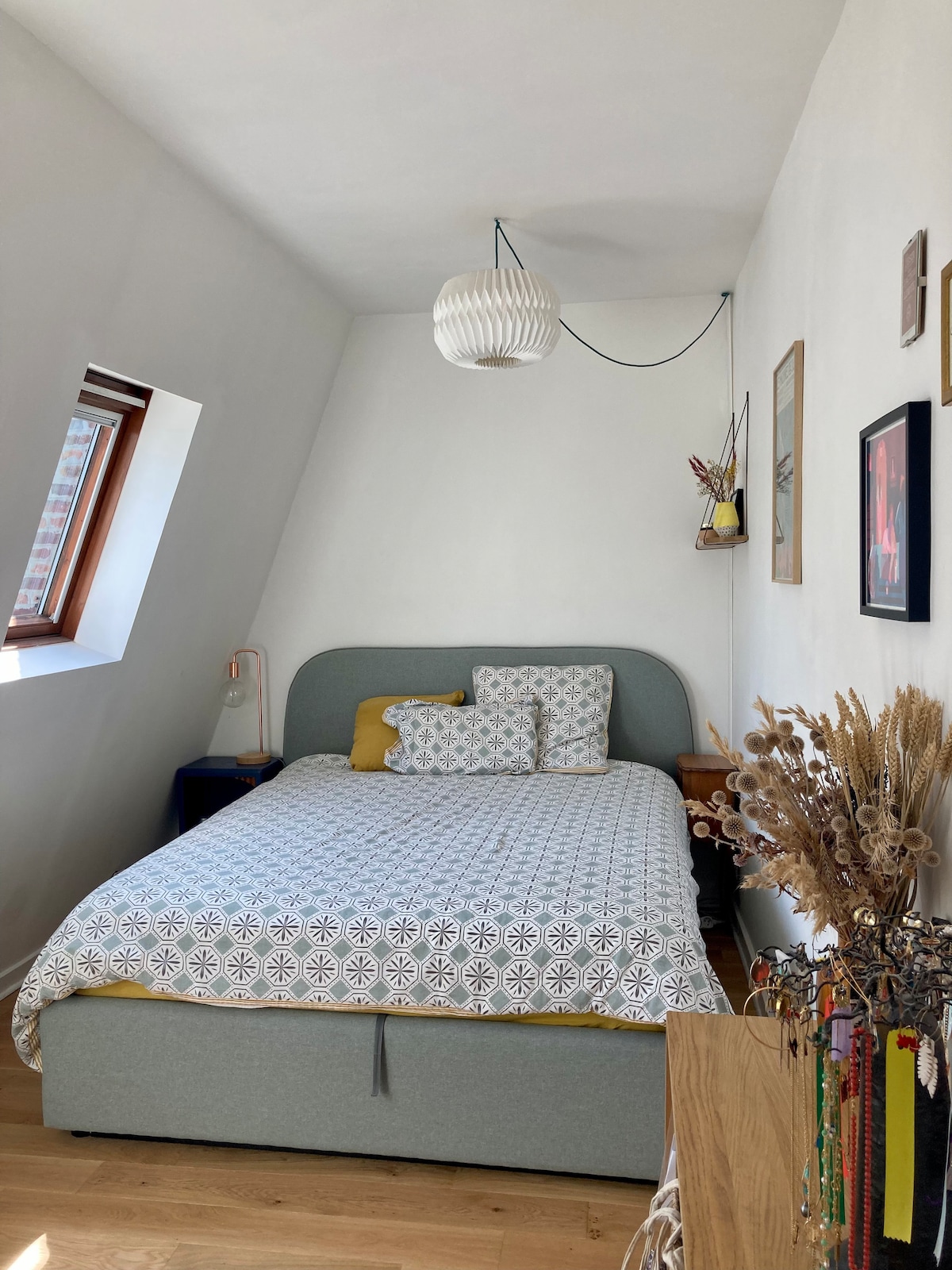 спалната соба - брачен кревет (широк 160 x 200 см)