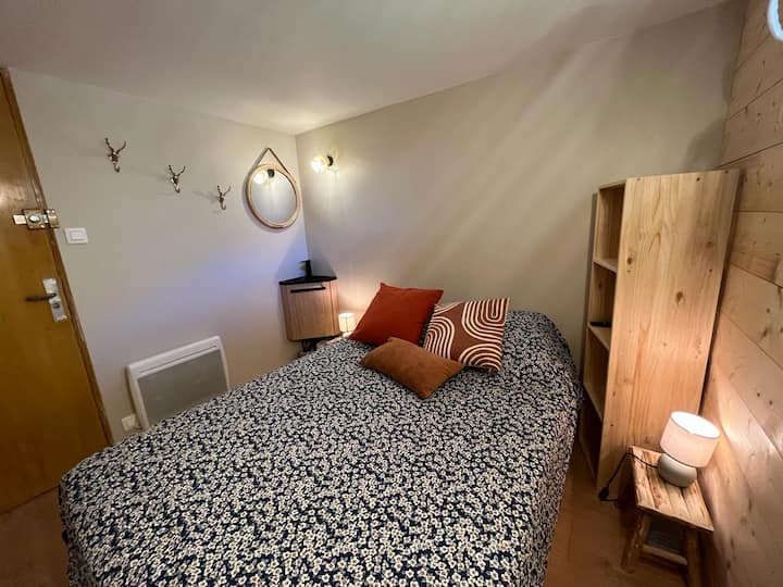 Третата двојна спална соба со кревет од 140 см, лоцирана на приземје и не е во непосредна близина на станот. Може да угостува пар или тинејџери. Има точка на вода, а тоалетите - заеднички - се во ходникот. Телевизор