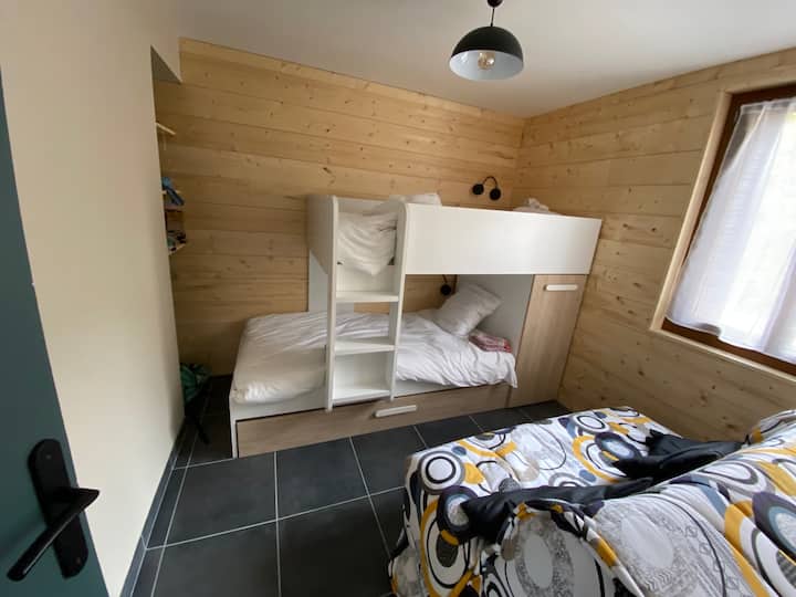 Во детската соба... или другите родители благодарение на BZ може да сместат до 4 лица. 