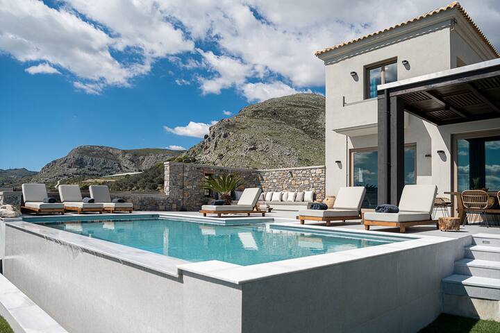 Villa Amavi – Private heated pool gallery image 2