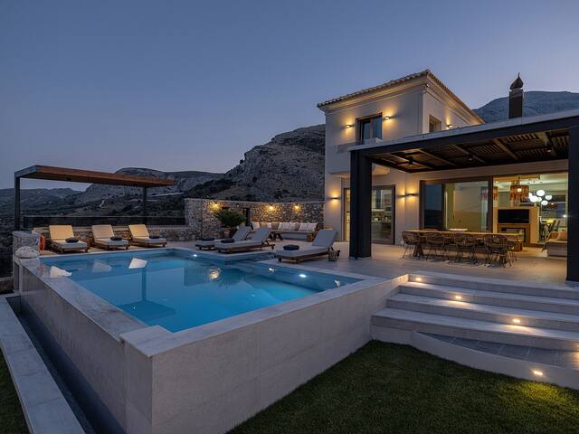 Villa Amavi – Private heated pool gallery image 3