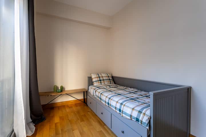 سرير فردي يتحول إلى سرير مزدوج عند سحب الأدراج.