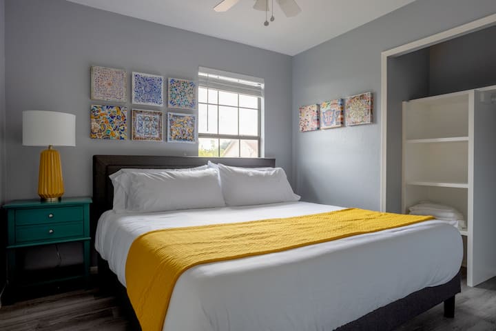 Dhoma e gjumit 3 e vendosur në katin e sipërm me një krevat dopio "king", raft të ndërtuar me porosi në dollap dhe televizor Roku