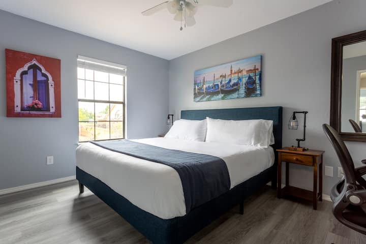 Dhoma e gjumit 4 e vendosur në katin e sipërm me hapësirë pune të dhënë, dollap të hapur të dizajnuar me porosi me raft, krevat me madhësi mbretërore dhe televizor Roku