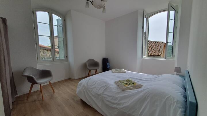 غرفة نوم كبيرة مشرقة وسرير أطفال متاح