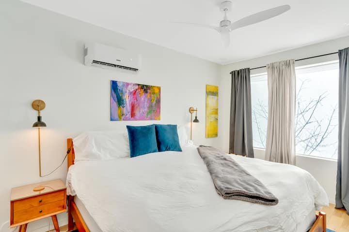 أفضل سرير على الإطلاق من أكثر من 50 مراجع! ملك مؤقت!! 800 ورقة عدد الخيوط! ستائر سوداء وستائر مظلمة للغرفة لتلبية احتياجاتك الليلية. مروحة السقف تبقيها منعشة مع منظف الهواء أيضًا. اشحن هاتفك على جانبي السرير!