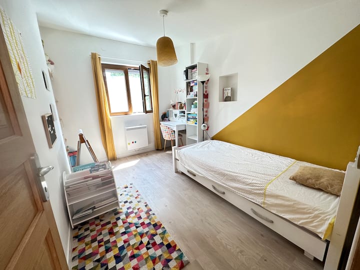 Chumba cha mtoto chenye kitanda 1 cha mtu mmoja na droo 1 moja.