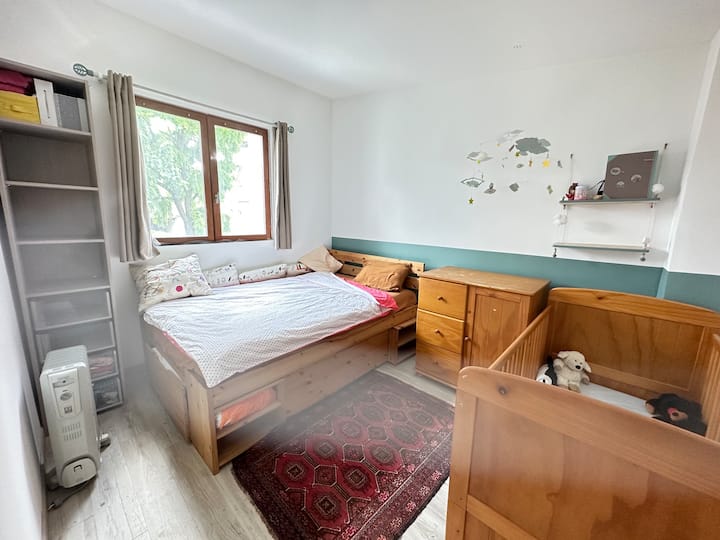 Chumba cha kulala Kitanda cha watu wawili na kitanda cha mtoto