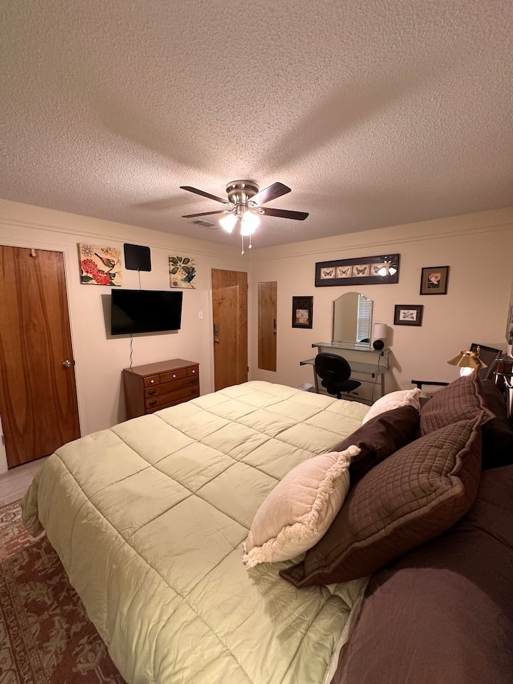 سرير كبير الحجم مع تلفزيون فيزيو ذكي 40 بوصة