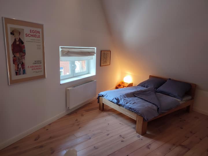 Chambre au 1er étage avec lit de 1,60 x 2,00 m, placards spacieux et poste de travail.