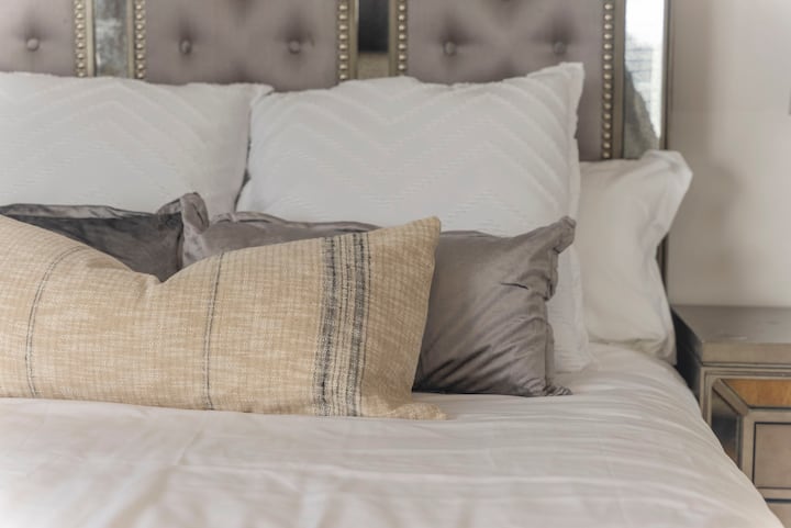 Lala kama mwanafamilia wa kifalme kwenye kitanda cha ukubwa wa malkia katika chumba kikuu cha kulala.