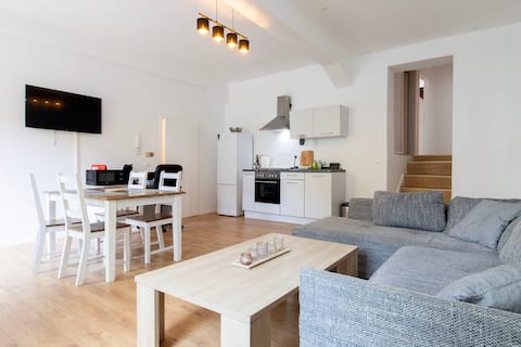 Stay and Work Apartment - 8 single beds - central