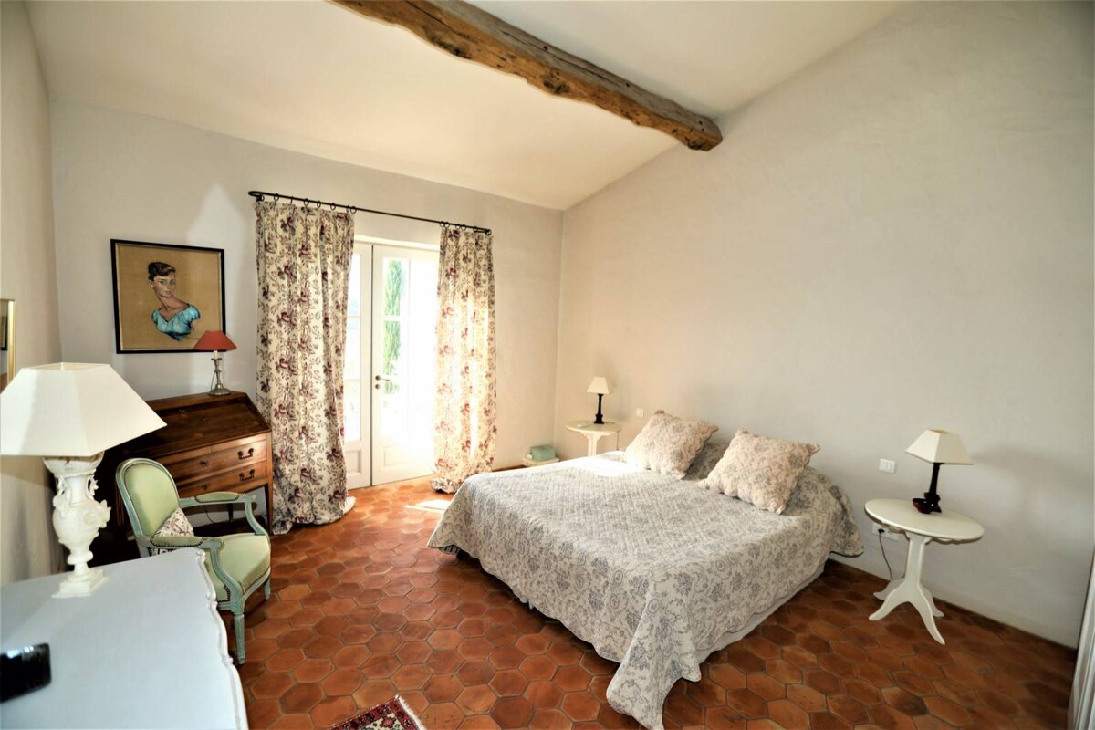 סוויטת הורים עם שירותים משלה. 