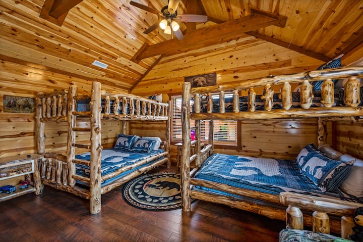 Entrez et découvrez une chambre conçue pour accueillir de plus grands groupes ou des familles, avec deux lits superposés queen size.