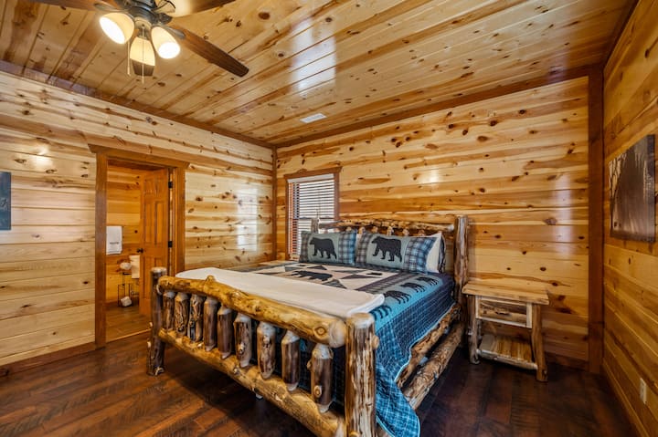 Bienvenue dans la chambre sereine de cette cabane, où le confort et la beauté naturelle s'entremêlent pour créer une retraite paisible.