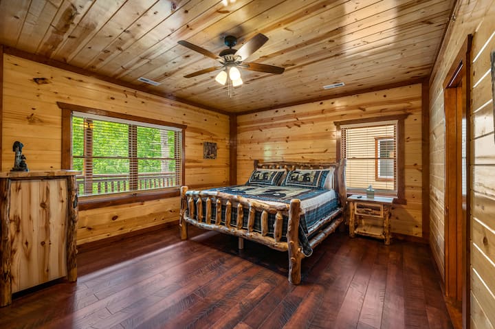 Entrez dans la chambre et découvrez un havre de détente, avec un luxueux lit King Size et de grandes fenêtres qui invitent à la beauté de l'extérieur à l'intérieur.