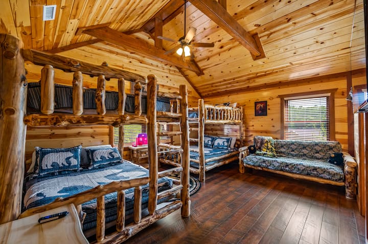 Que vous voyagiez en famille ou avec des amis, cette chambre offre un couchage confortable et flexible, en veillant à ce que tout le monde passe un séjour reposant et agréable.