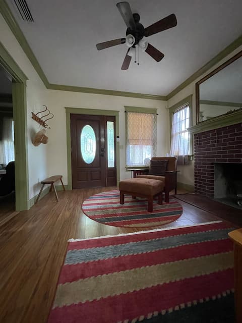 Top Airbnb: Charming Historic 3BR Bungalow Near Downtown in Sanford