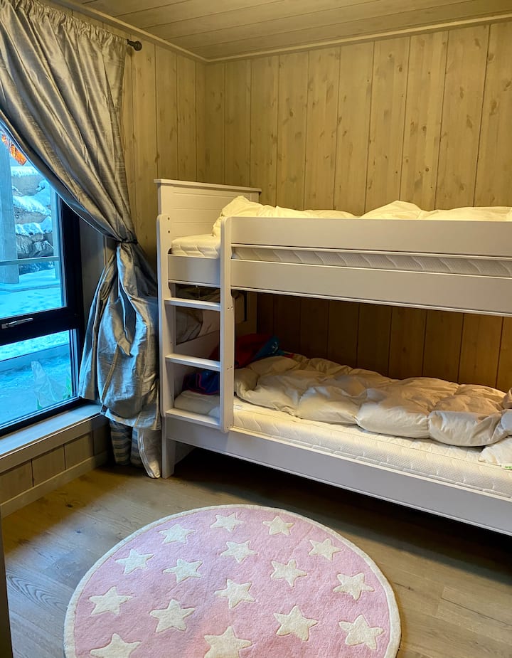 Chumba cha 2 cha kulala kilicho na kitanda cha ghorofa, sentimita 90. 