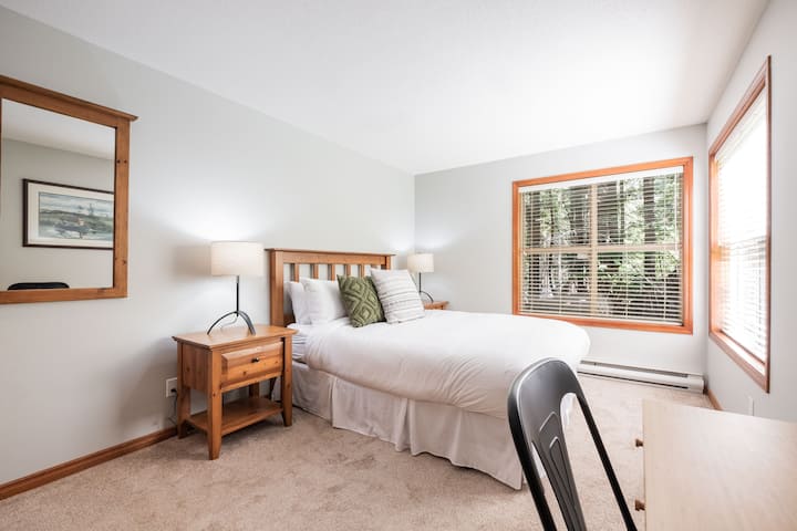 Dormitorio principal: Cama king.