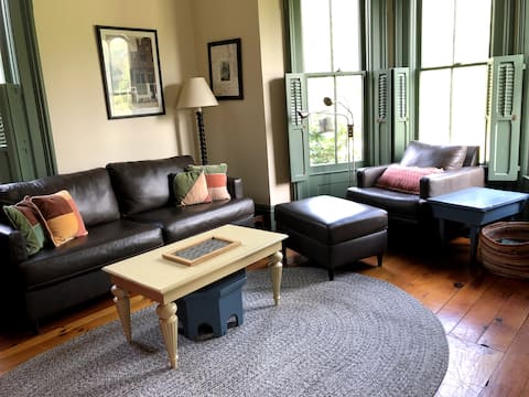 Successful Airbnb property: The Plum Bush House: Victorian farmhouse retreat in Chautauqua