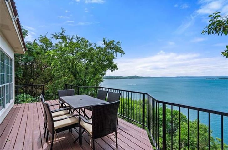 Stunning view on Lake Travis! Private Lake access