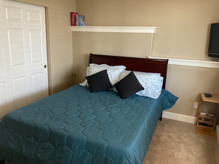 Chumba cha kulala cha kujitegemea na kitanda cha Malkia, SOFRESHRESPNSIVE 10"Novafoam godoro  Chumba cha kulala kina kufunga dirisha, bllinds pekee katika Fleti.
