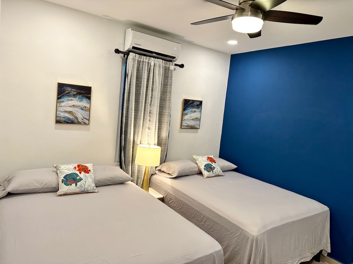 Slaapkamer 1 in appartement 1- zeesterren
Gezellig  voor vier personen, waar je tijdens je verblijf comfortabel kunt slapen. Het heeft airco en tv.