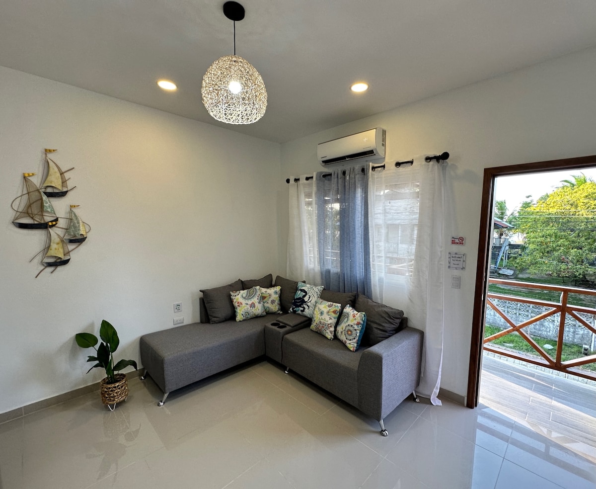 Woonkamer1. Zeesterrenappartement 1. 
Open de ramen, leun achterover en word comfortabel en geniet van een heerlijke zeebries. 