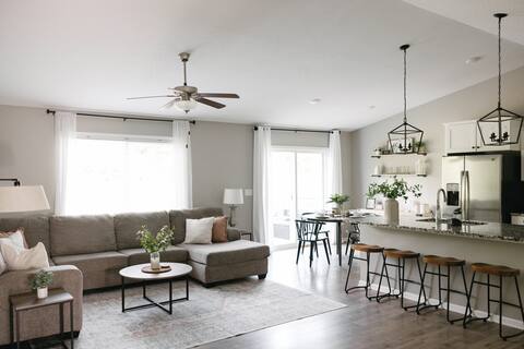 Modern~Hot Tub~Huge Game Room~2mi to Adventureland