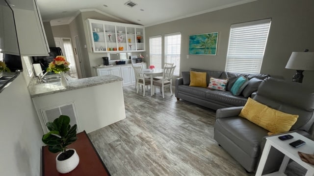 Keď vstúpite dovnútra, privíta vás útulná obývacia izba s vkusnou výzdobou a plyšovou rozkladacou pohovkou, ktorá je ideálna na ubytovanie ďalších hostí alebo na pokojný večer. Urobte si pohodlie a oddýchnite si pri sledovaní svojich obľúbených relácií.