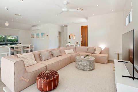 Coastal chic family oasis steps from Noosa River