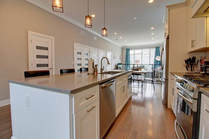 Luxury Condo w/ HOT TUB and Stunning Roof Top Deck gallery image 5