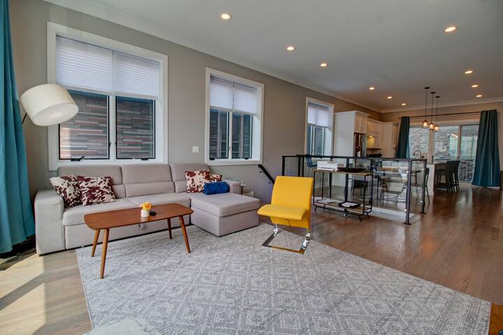 Luxury Condo w/ HOT TUB and Stunning Roof Top Deck gallery image 3