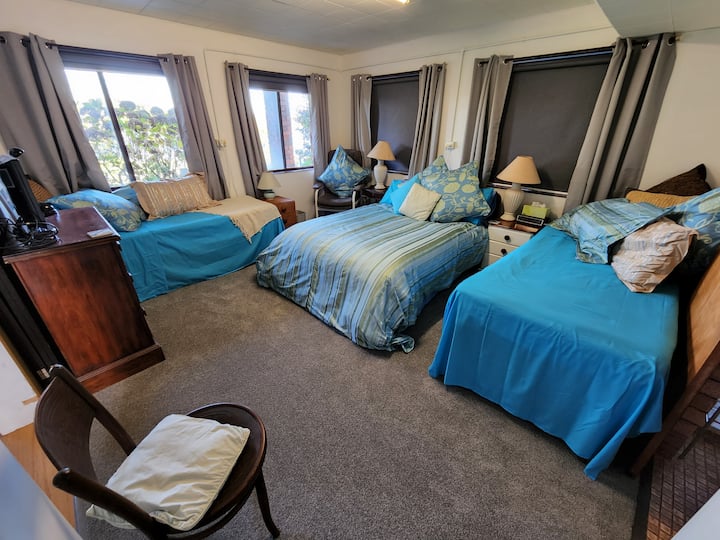 Dormitorio en planta baja con cama doble y 2 individuales: gran habitación familiar si se aloja una segunda familia. 
Acceso directo al segundo baño.