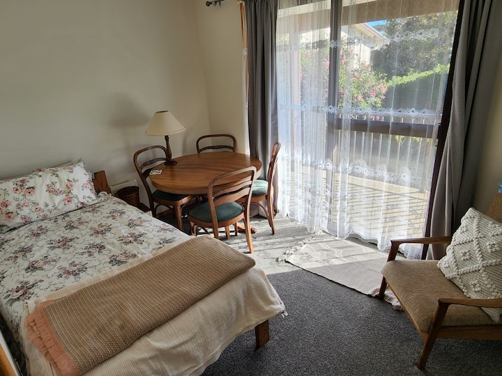 Tercer dormitorio con cama individual y mesa de estudio con acceso a la terraza a lo largo de la parte delantera de la casa 