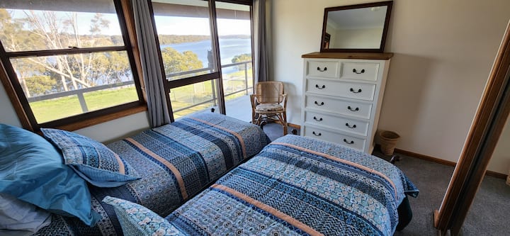 La segunda habitación tiene 2 camas individuales que cuentan con una vista espectacular justo al final del río. ¡Puedes ver a los peces saltando desde tu cama!