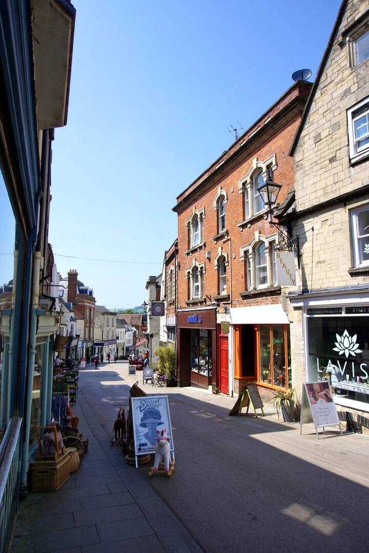 The HideoutTop of the Town Apartment in Stroud Flats for Rent in