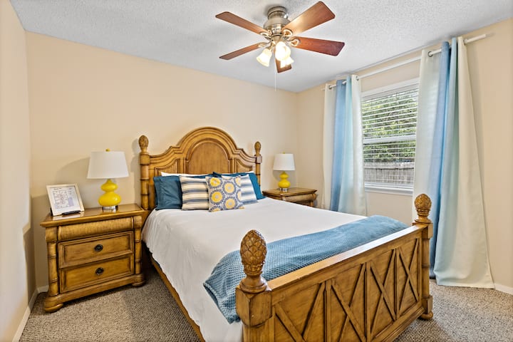 חדר שינה שני עם מיטת קווין סייז