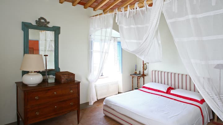 Bračni krevet u glavnoj spavaćoj sobi Family suite, može se pretvoriti u dva odvojena kreveta