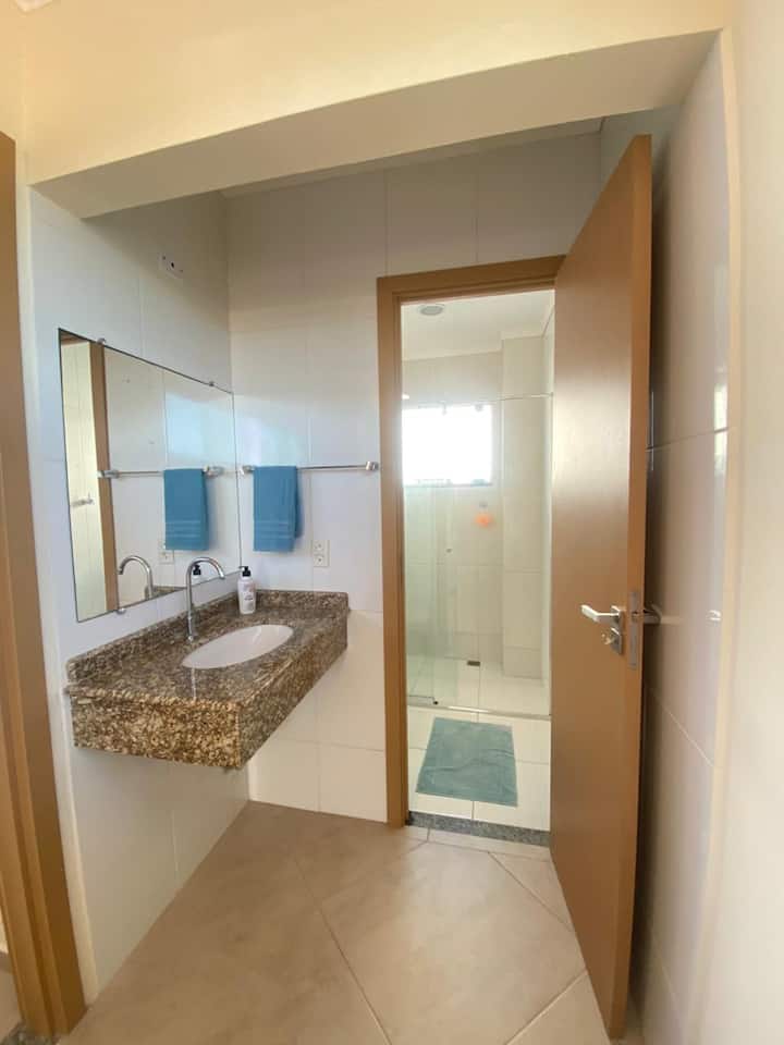 banheiro de use comum no upper floor 