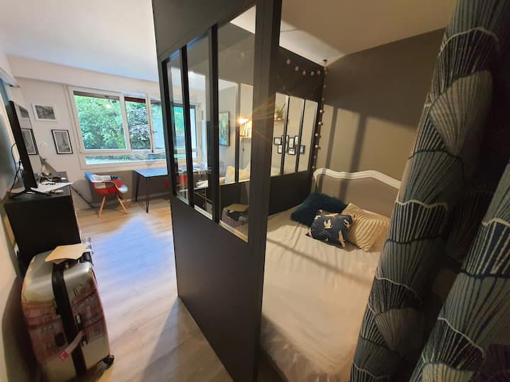 A la derecha, la zona de noche con una
cama de 140x190